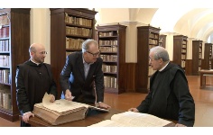 alerio Magrelli, nella biblioteca dell’Abbazia di Montecassino, con i bibliotecari Padre Giovanni e Padre Gregorio, consulta una Bibbia poliglotta del 1600